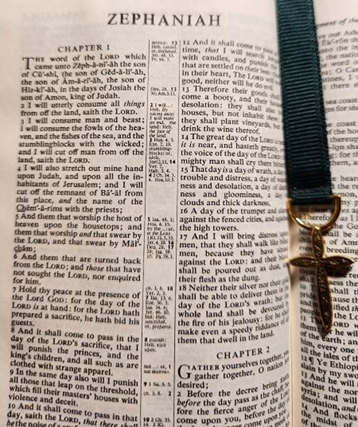 Image of the title page of Zephaniah in a Bible.